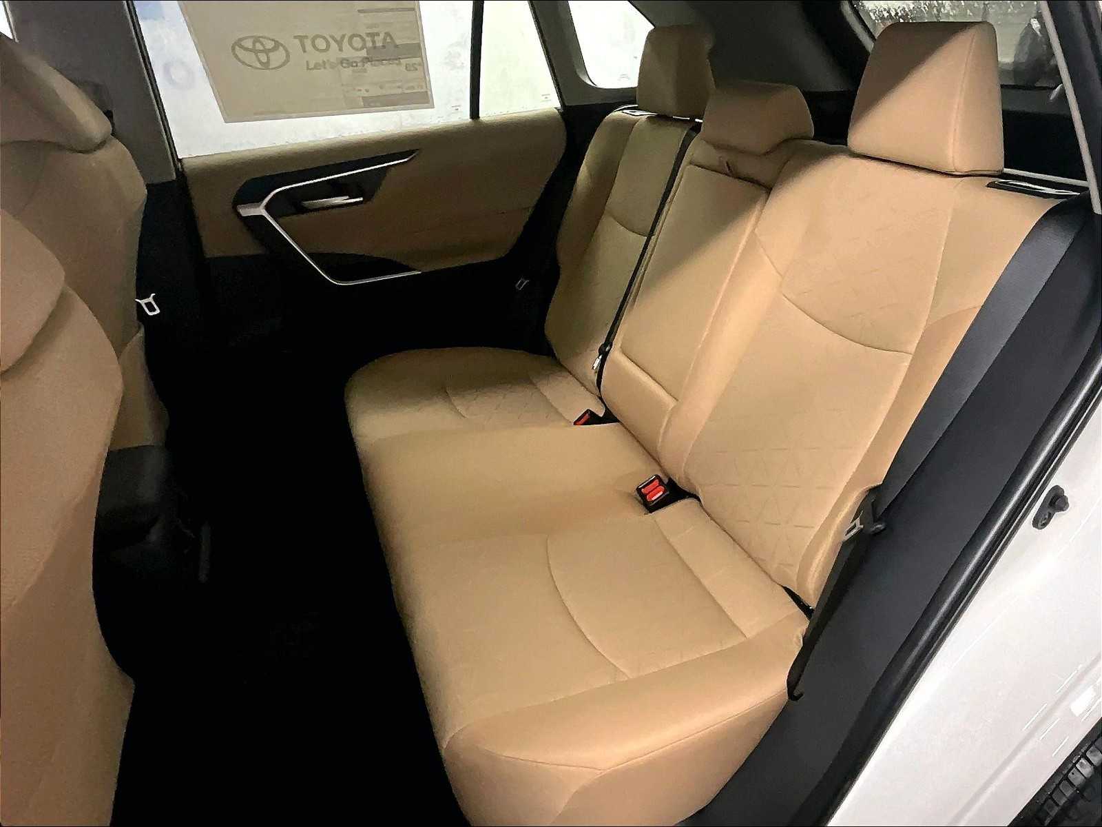 2025 Toyota RAV4 XLE - Photo 15