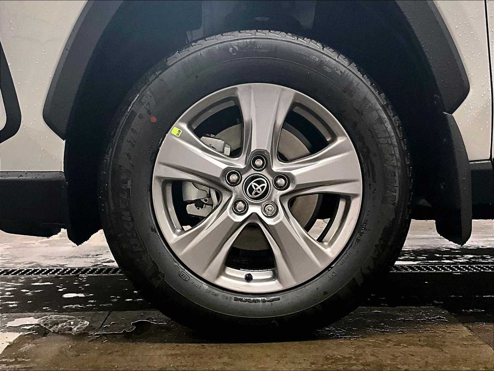 2025 Toyota RAV4 XLE - Photo 8