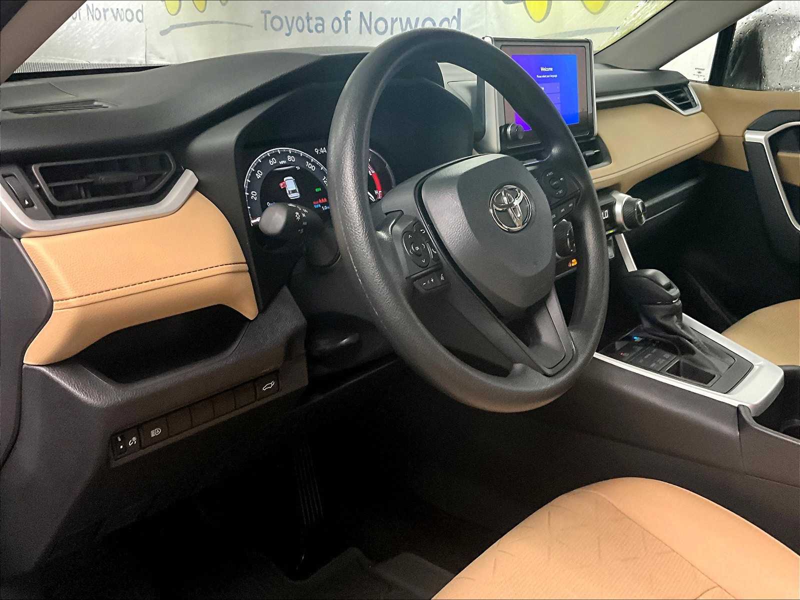 2025 Toyota RAV4 XLE - Photo 9