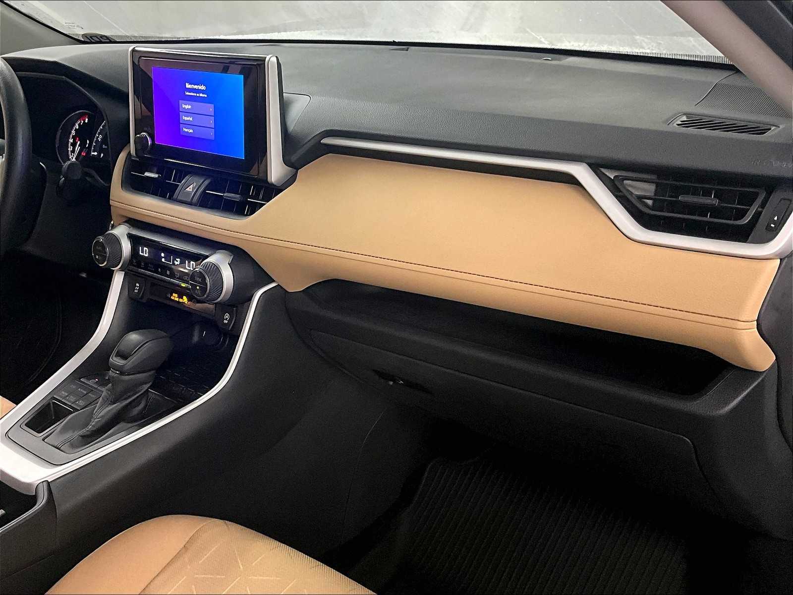 2025 Toyota RAV4 XLE - Photo 10