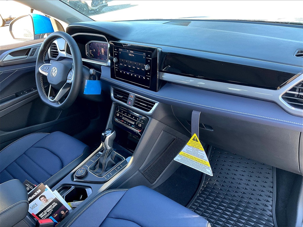 2025 Volkswagen Taos 1.5T SEL - Photo 10