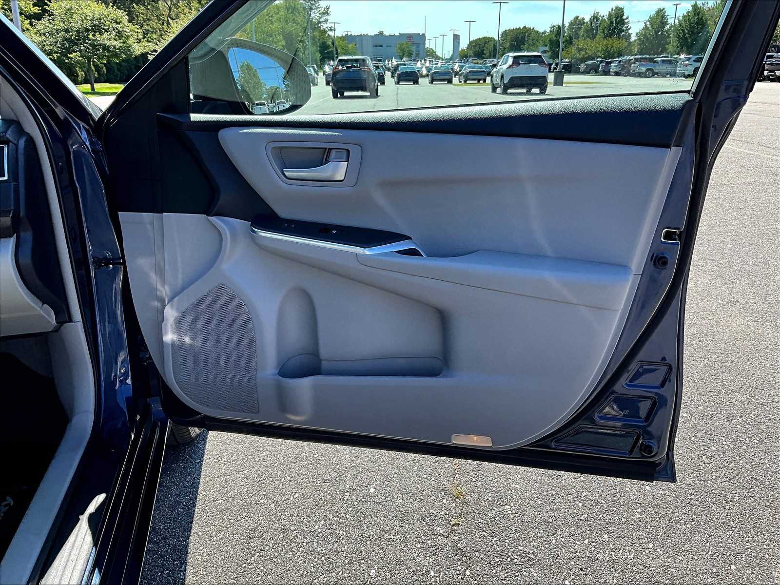 2016 Toyota Camry LE - Photo 12