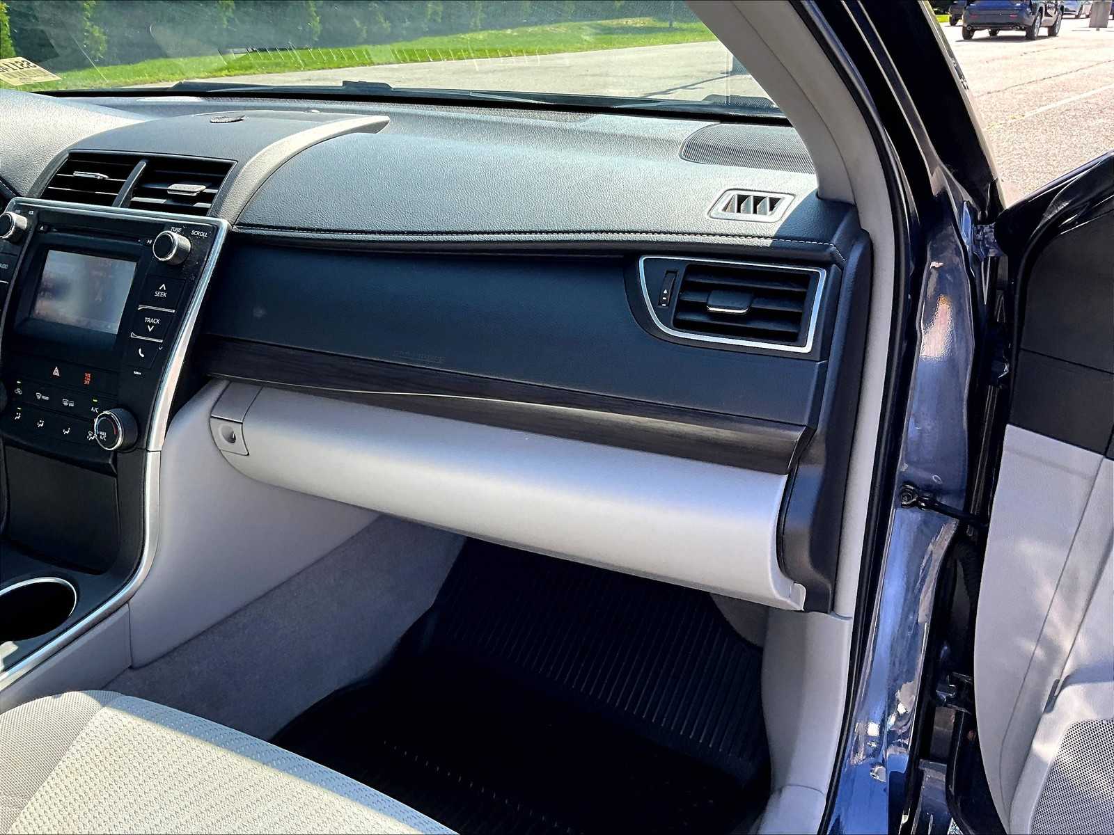 2016 Toyota Camry LE - Photo 13