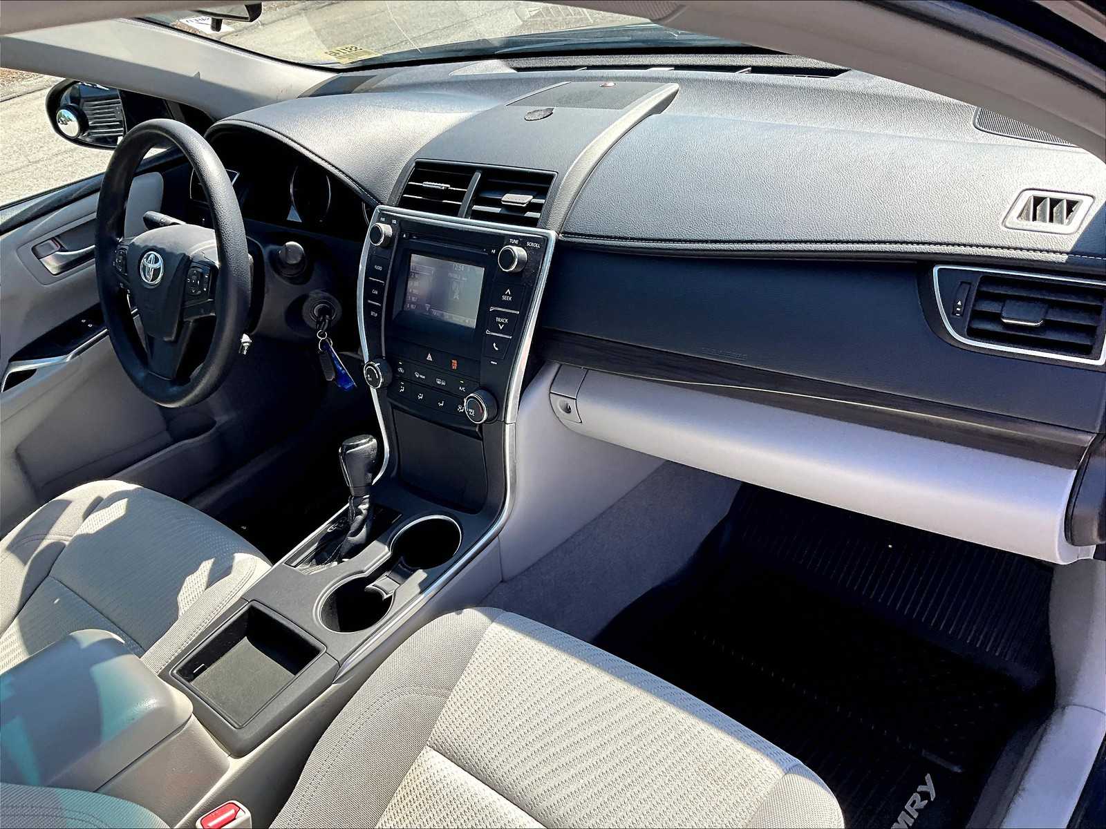 2016 Toyota Camry LE - Photo 14