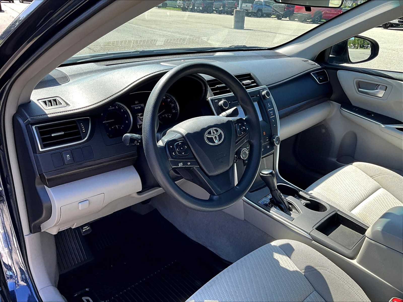2016 Toyota Camry LE - Photo 8