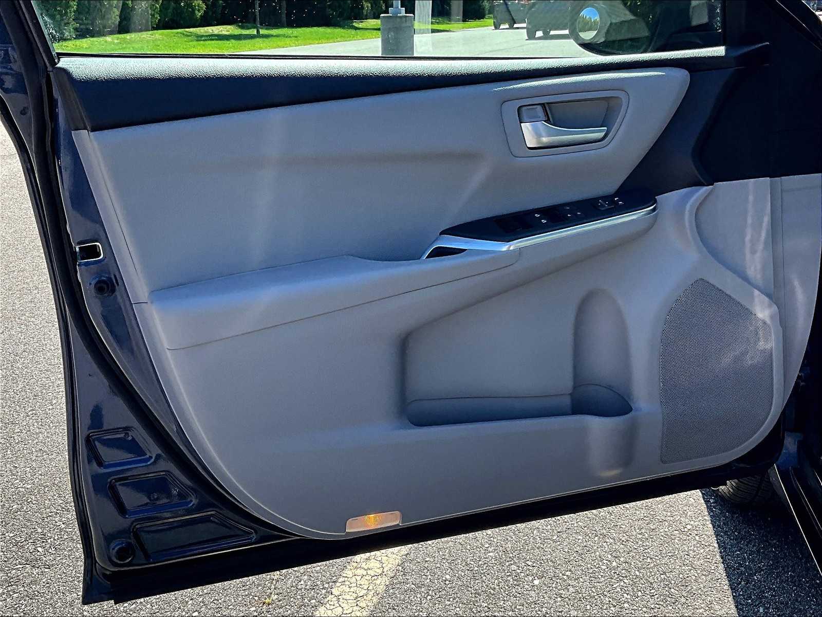2016 Toyota Camry LE - Photo 9