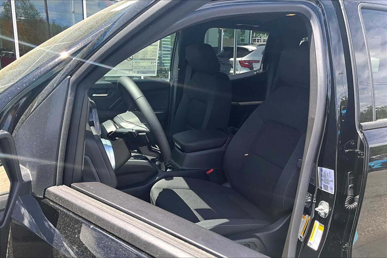 2025 Chevrolet Colorado 4WD LT - Photo 11
