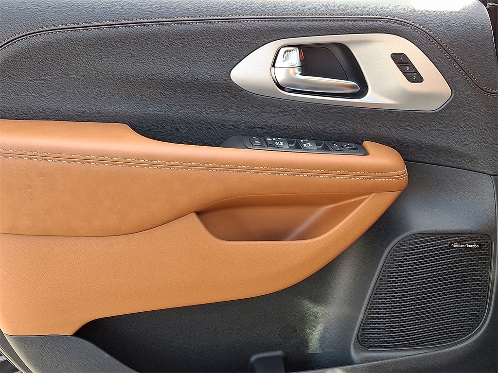 2026 Chrysler Pacifica Pinnacle - Photo 10