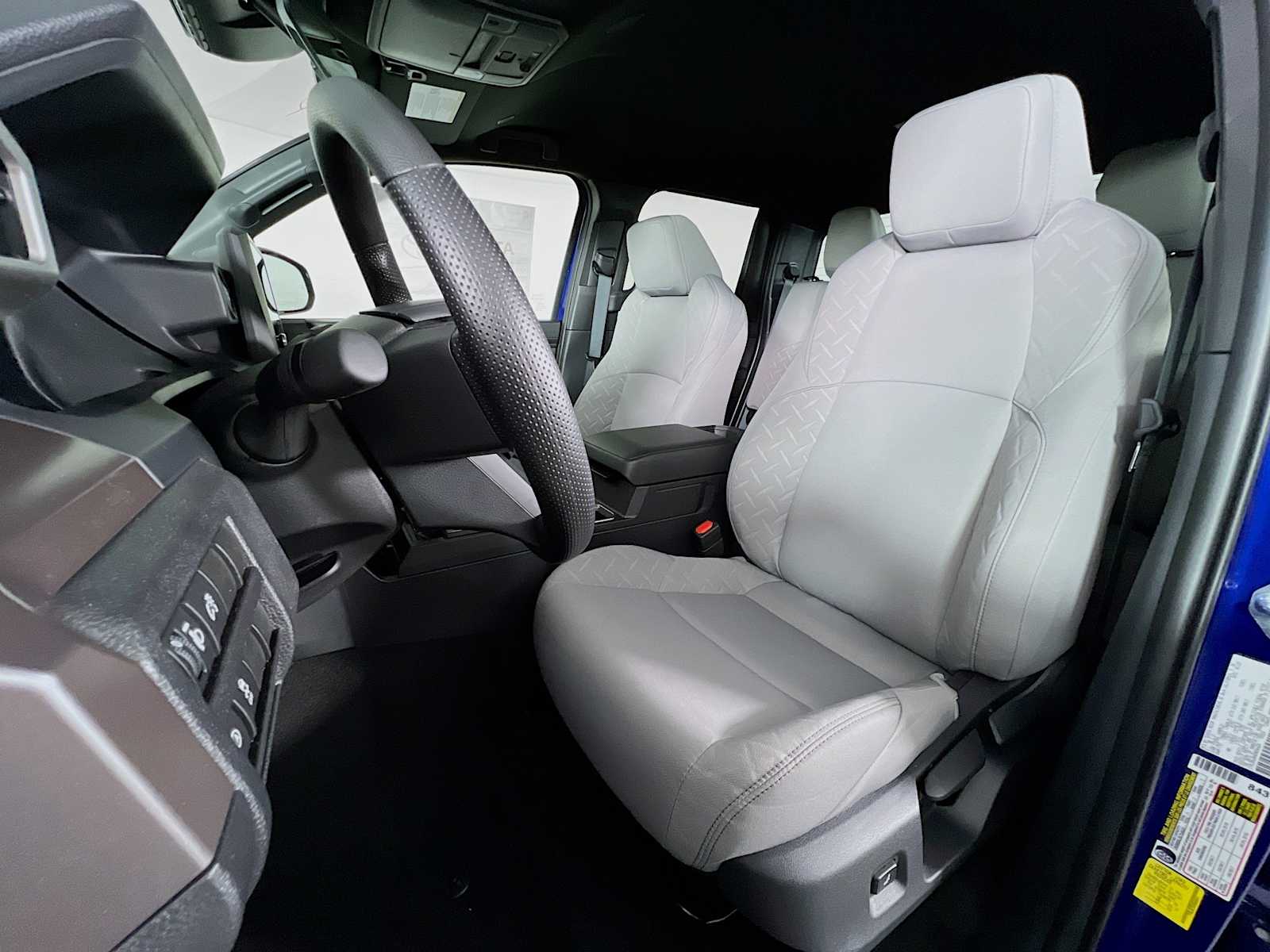 2025 Toyota Tacoma SR5 - Photo 12