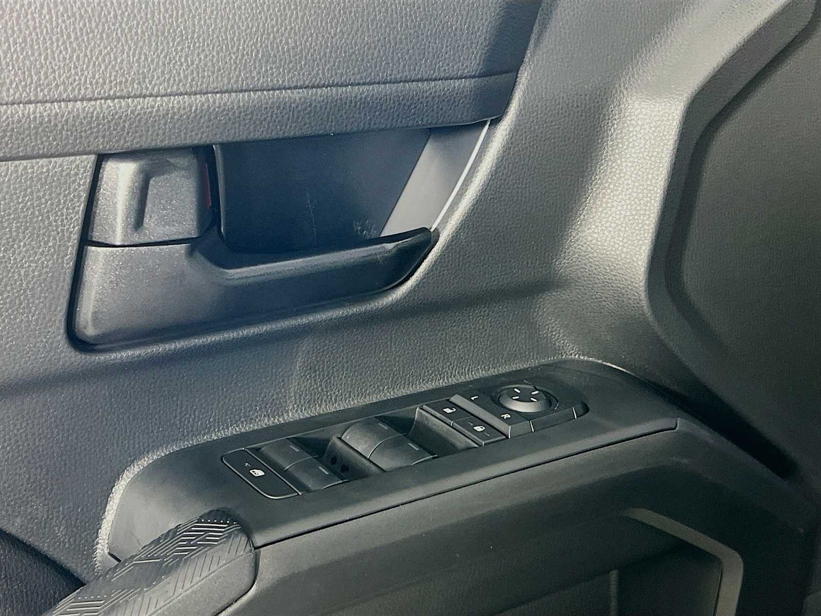 2025 Toyota Tacoma SR5 - Photo 15