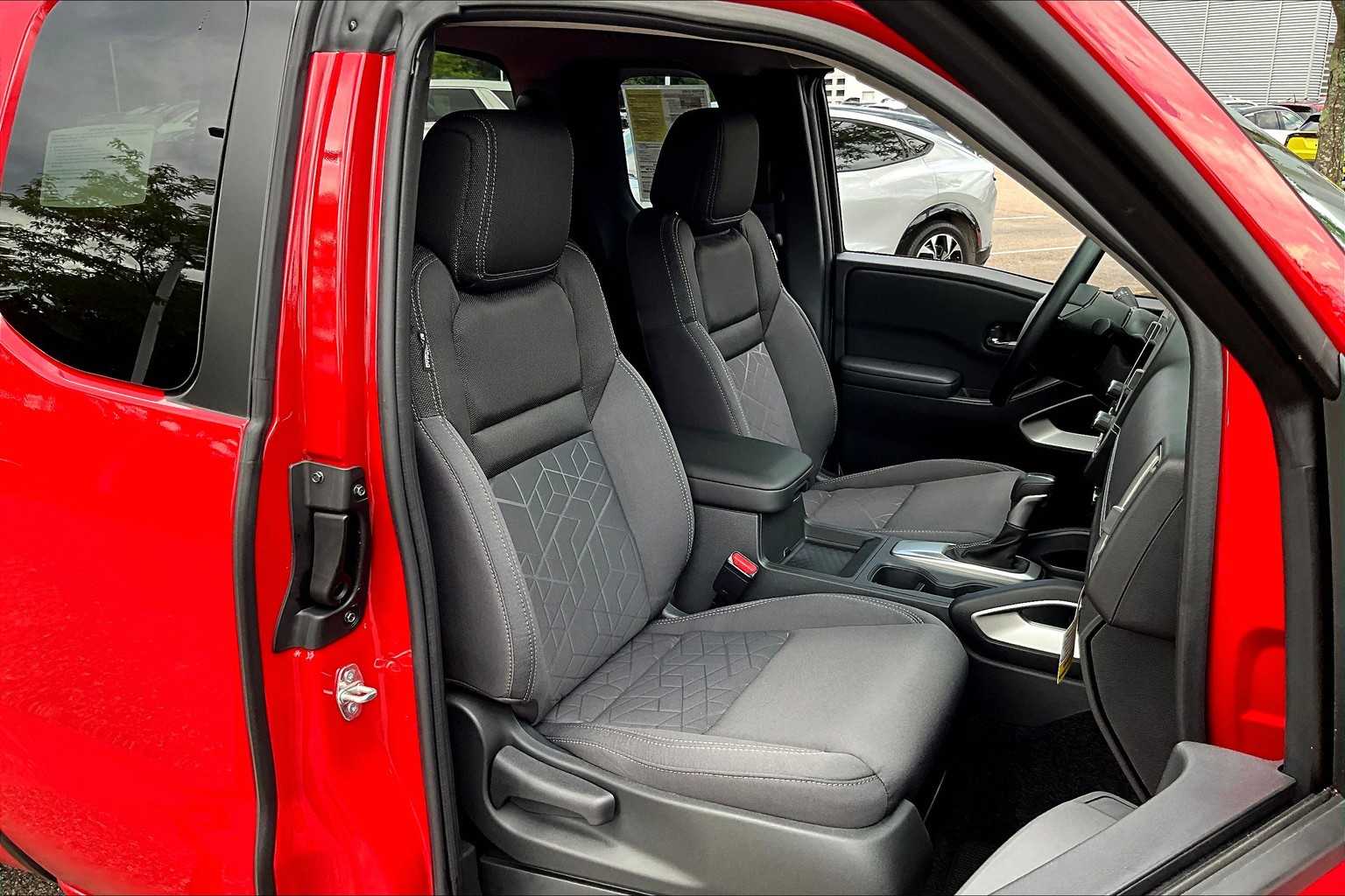 2025 Nissan Frontier SV - Photo 11
