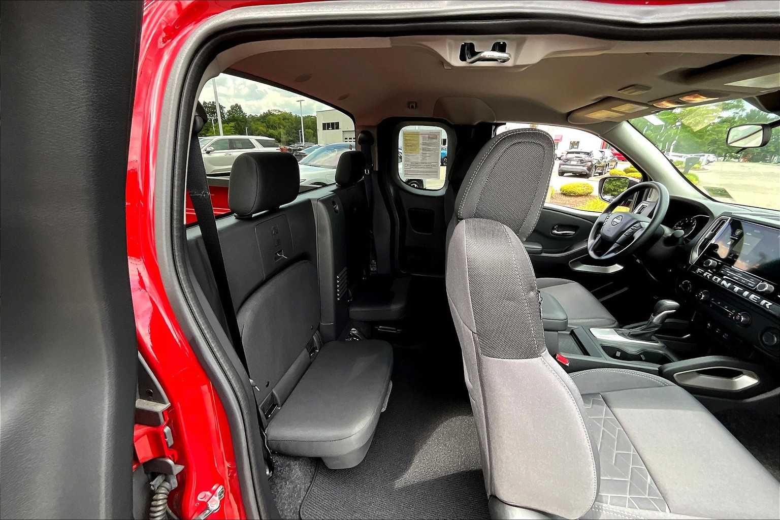 2025 Nissan Frontier SV - Photo 16