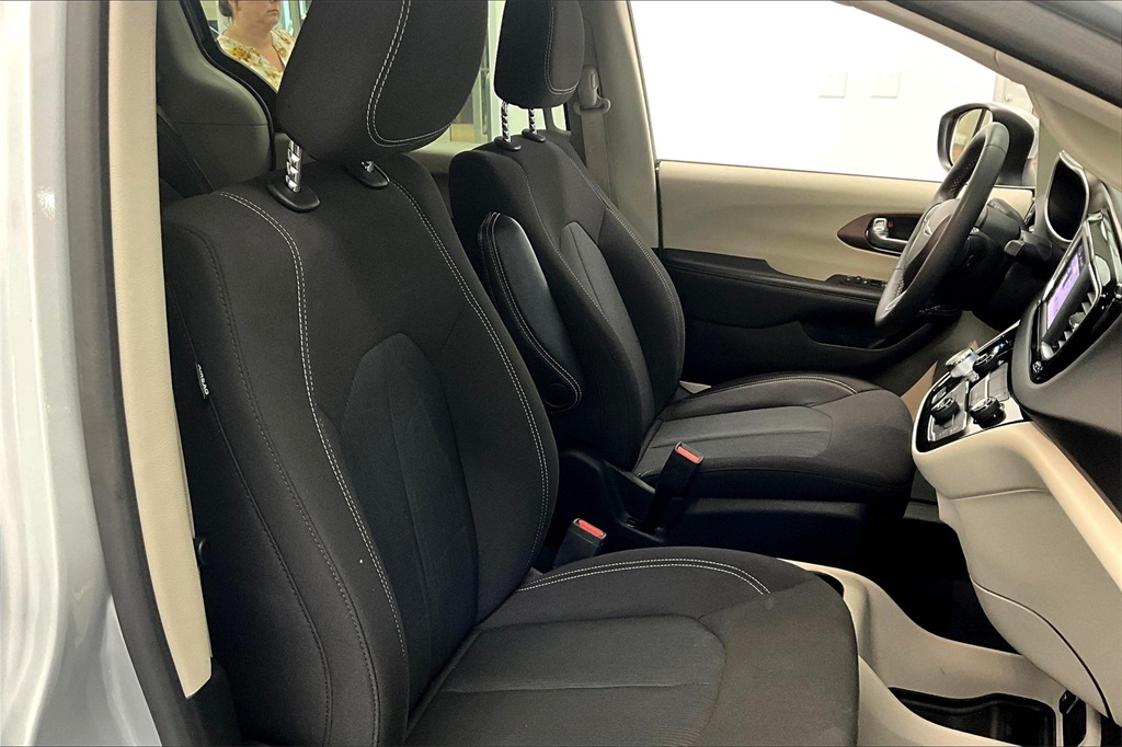 2023 Chrysler Voyager LX - Photo 11