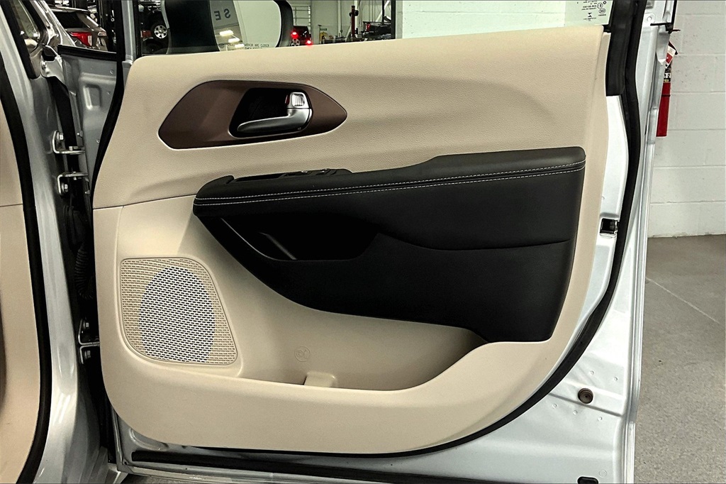 2023 Chrysler Voyager LX - Photo 12