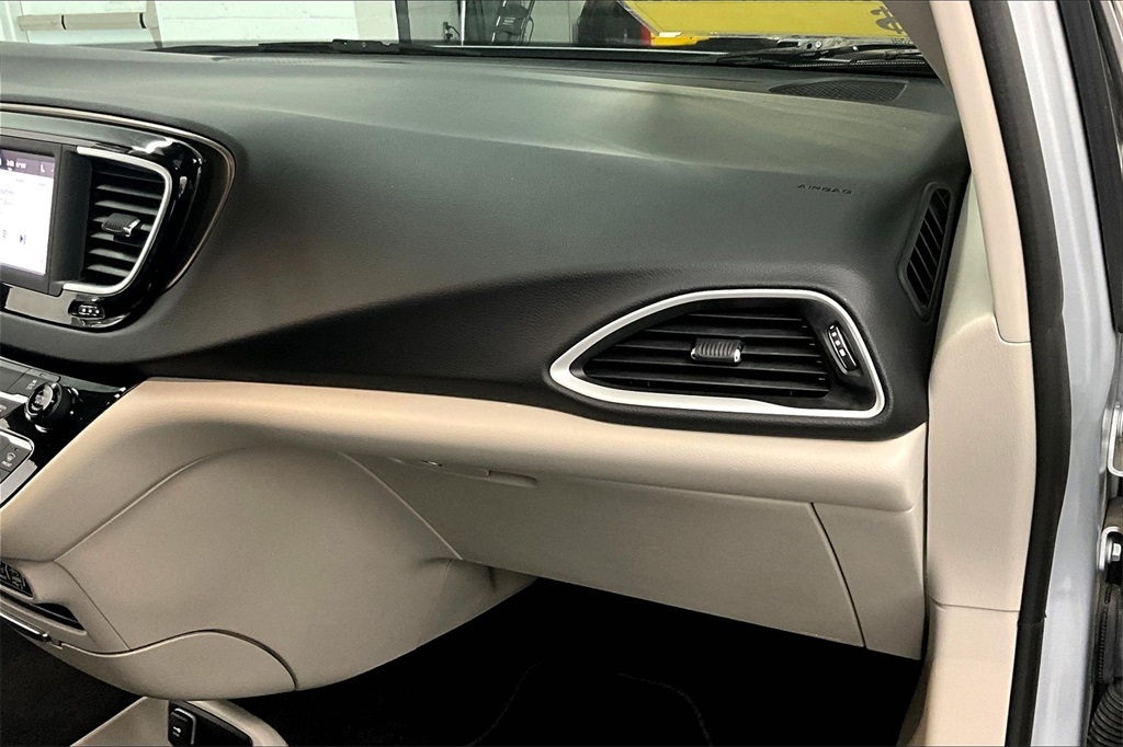 2023 Chrysler Voyager LX - Photo 13
