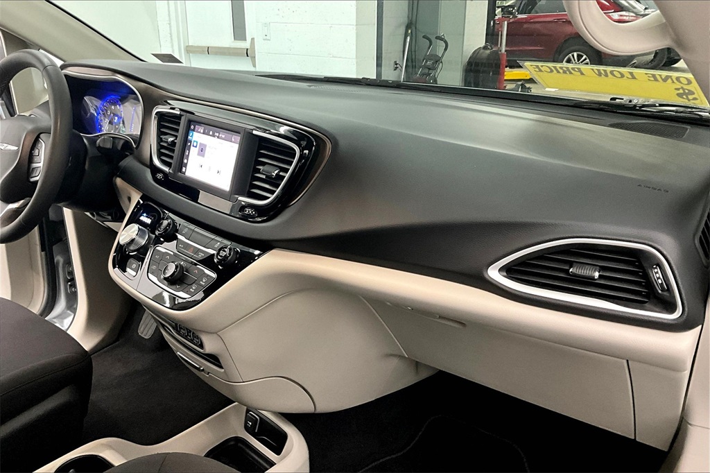 2023 Chrysler Voyager LX - Photo 14
