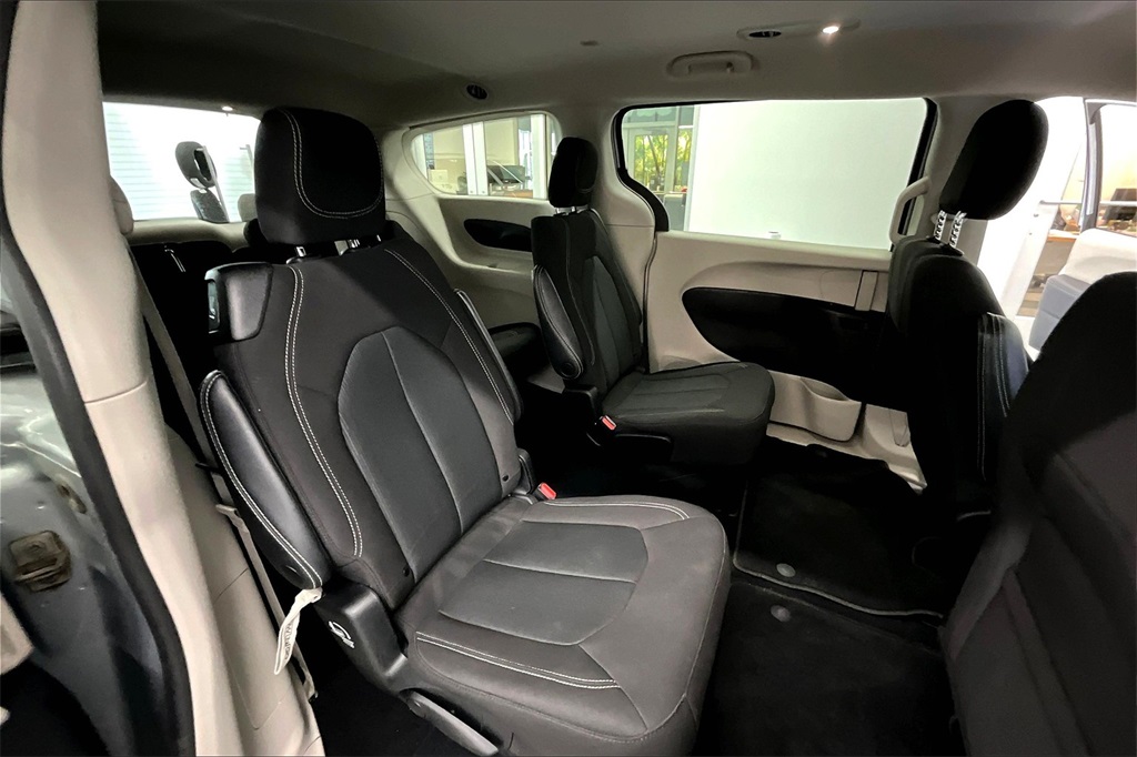 2023 Chrysler Voyager LX - Photo 16