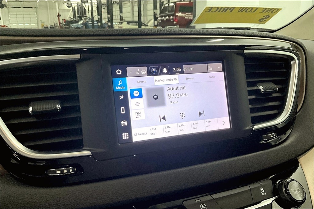 2023 Chrysler Voyager LX - Photo 19