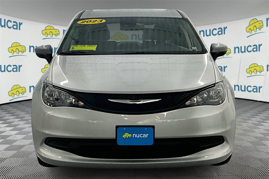 2023 Chrysler Voyager LX - Photo 2