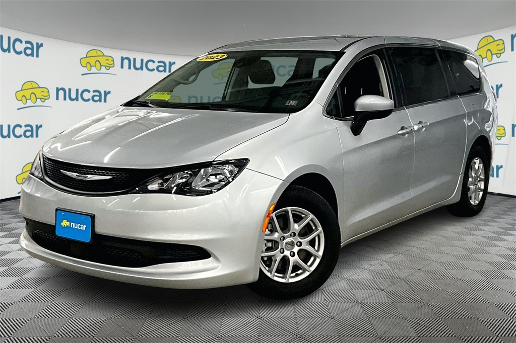 2023 Chrysler Voyager LX - Photo 3