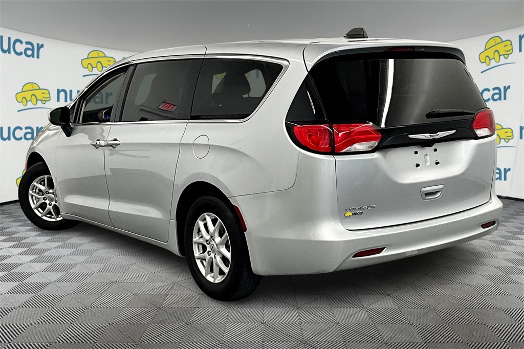 2023 Chrysler Voyager LX - Photo 4