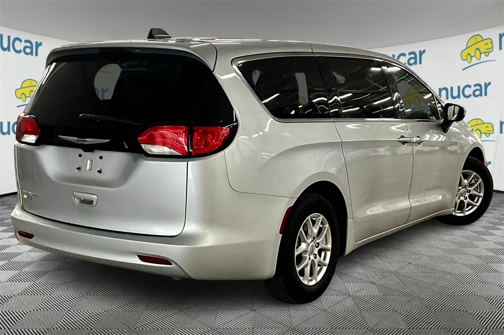 2023 Chrysler Voyager LX - Photo 6