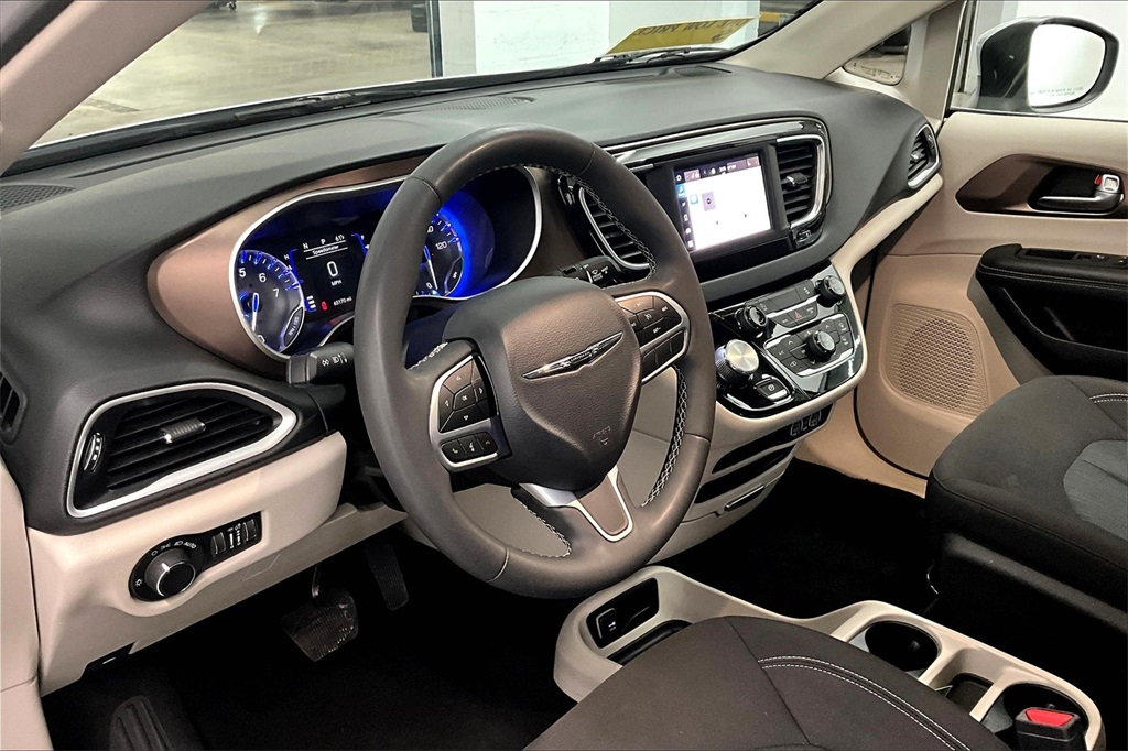 2023 Chrysler Voyager LX - Photo 8