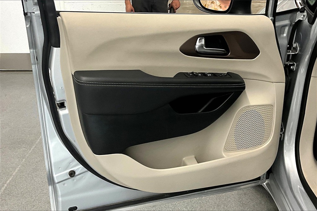2023 Chrysler Voyager LX - Photo 9