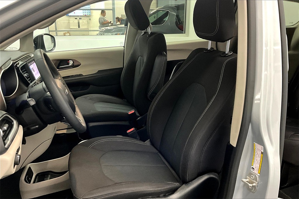 2023 Chrysler Voyager LX - Photo 10