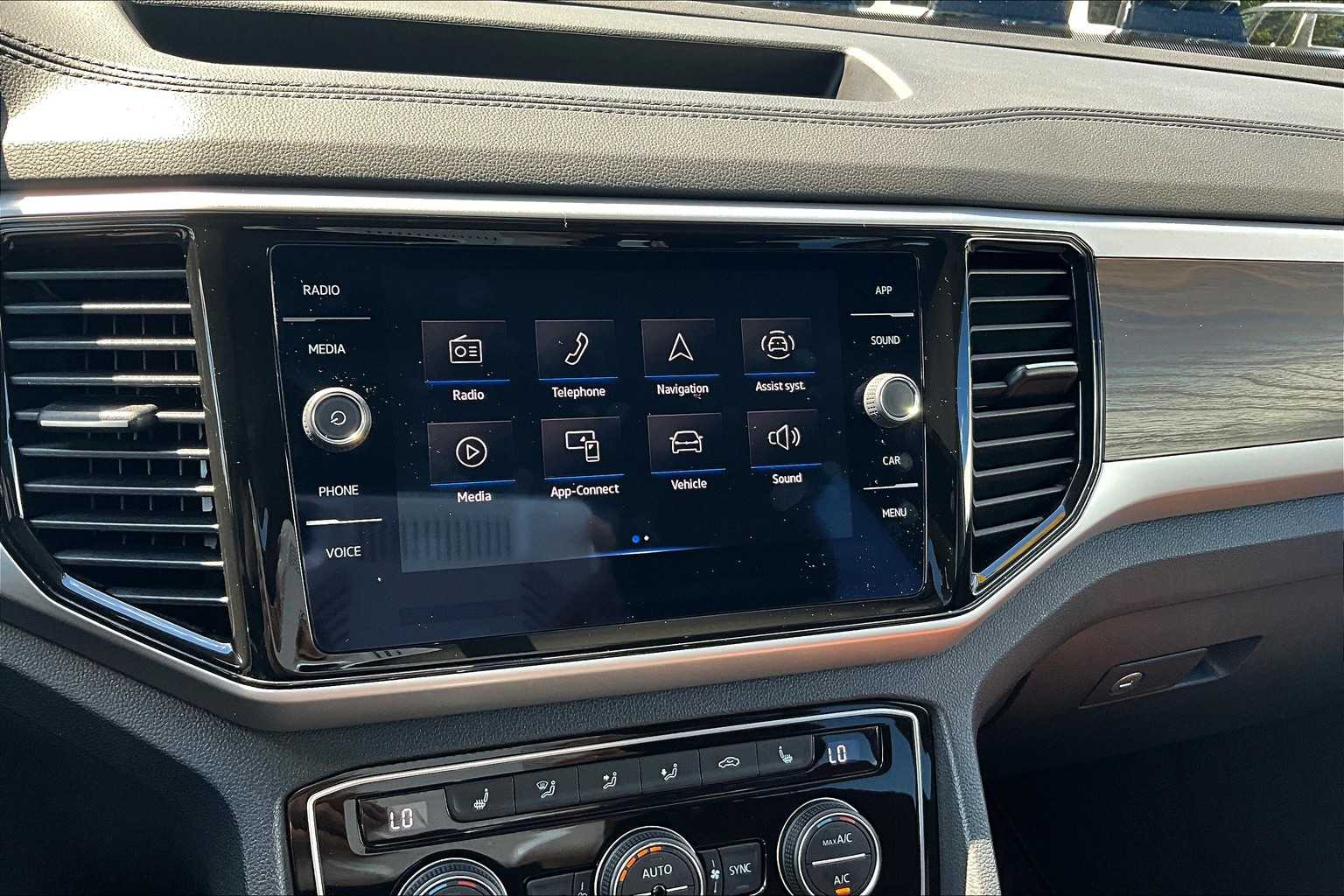 2023 Volkswagen Atlas 3.6L V6 SE w/Technology - Photo 18