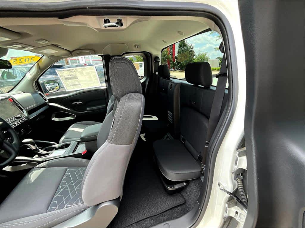 2025 Nissan Frontier SV - Photo 14