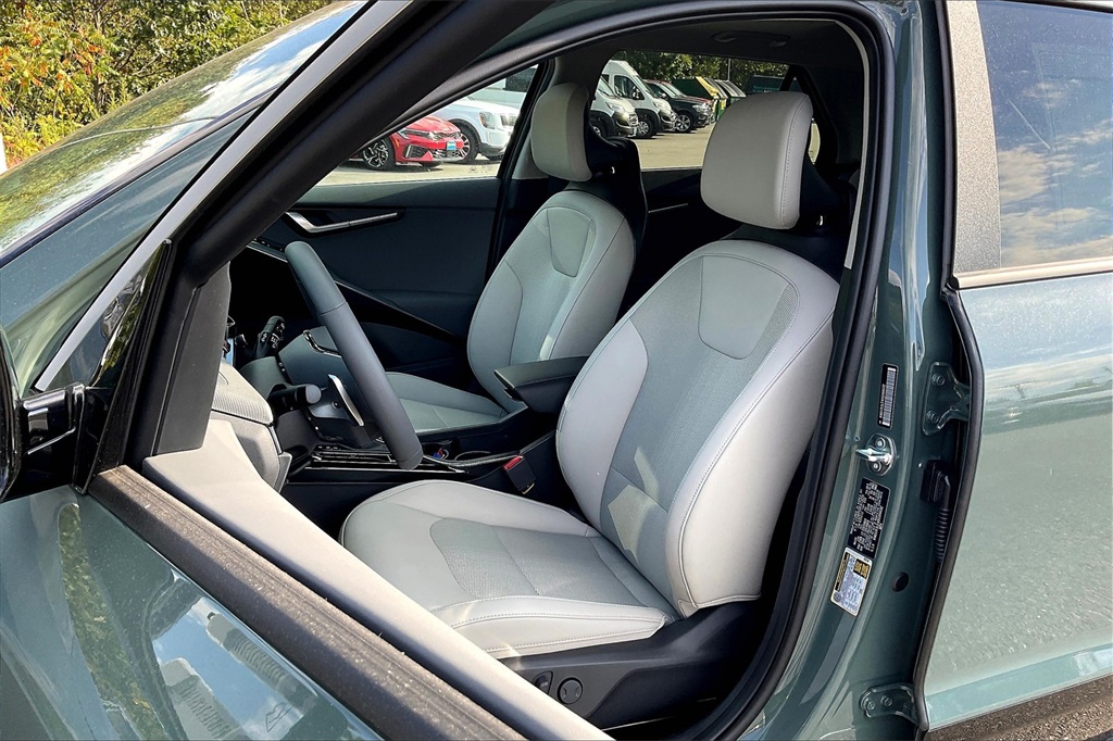 2025 Kia Niro EX Touring - Photo 11