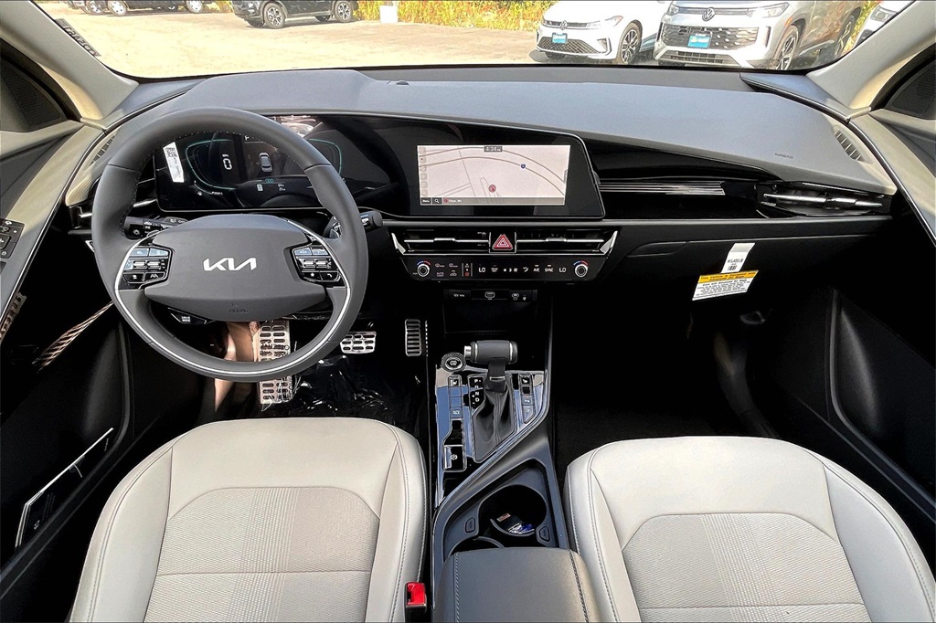 2025 Kia Niro EX Touring - Photo 12