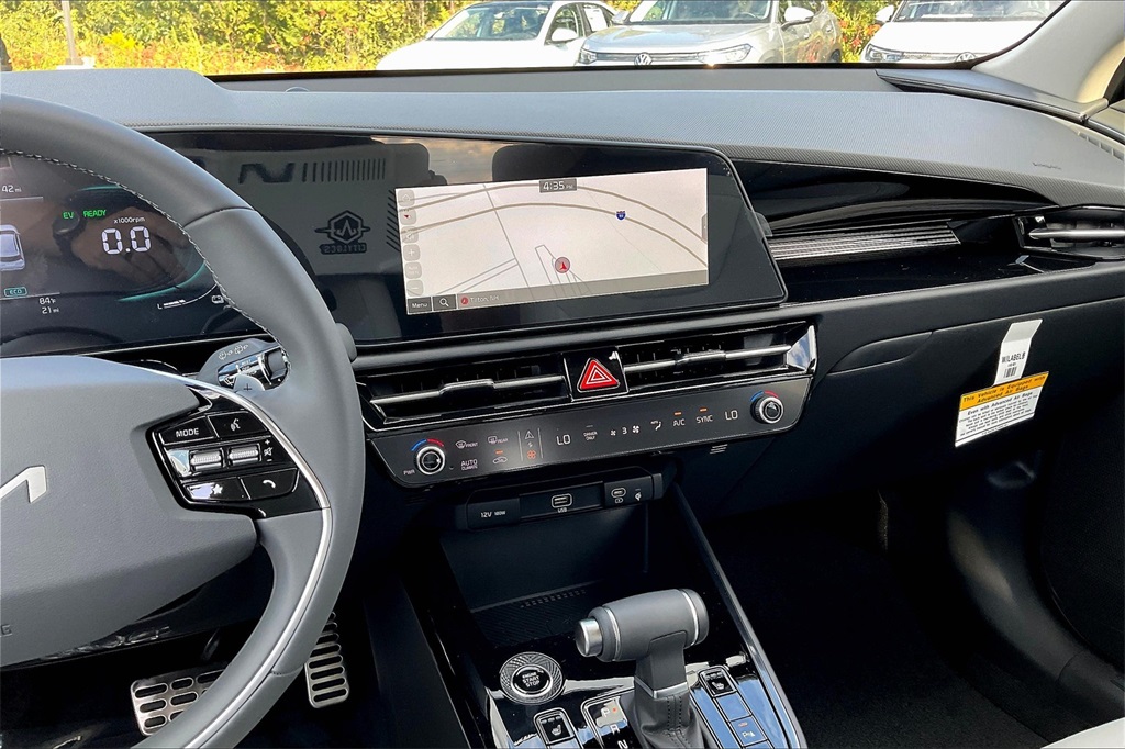 2025 Kia Niro EX Touring - Photo 13