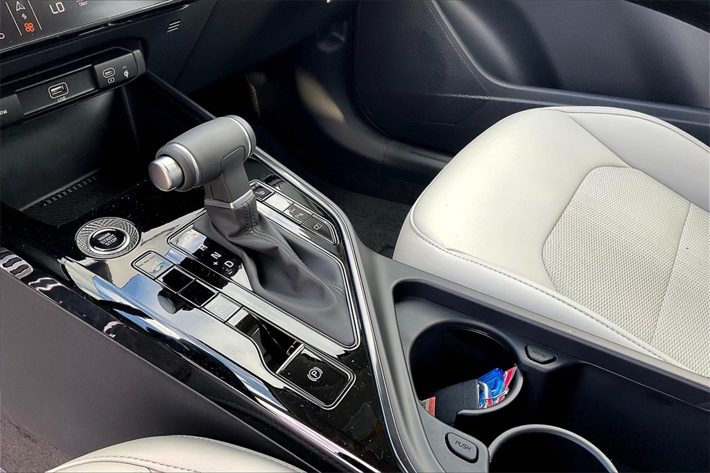 2025 Kia Niro EX Touring - Photo 14