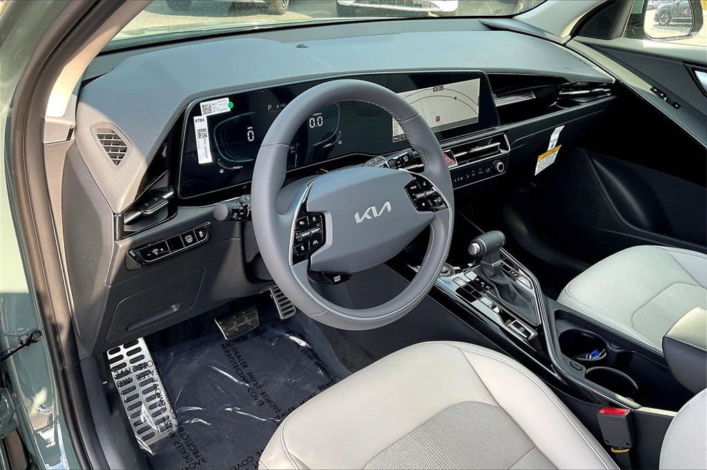 2025 Kia Niro EX Touring - Photo 9