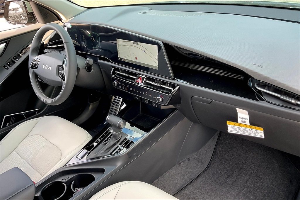 2025 Kia Niro EX Touring - Photo 10