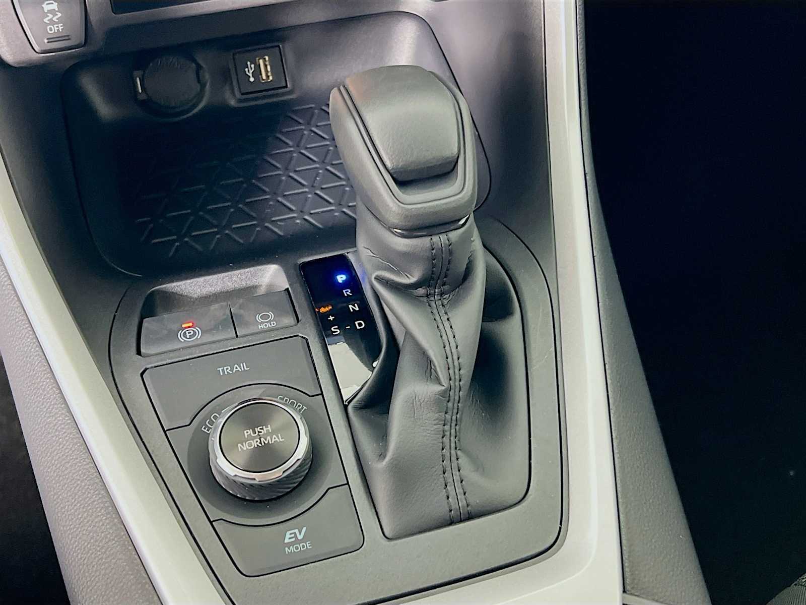 2025 Toyota RAV4 Hybrid LE - Photo 11