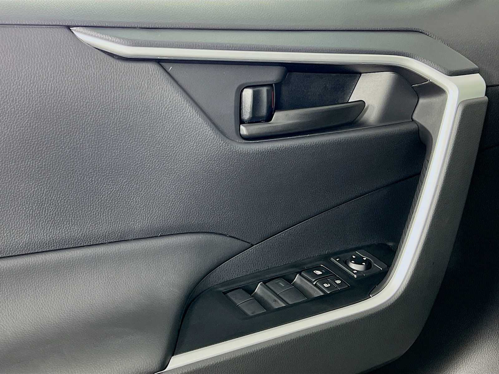 2025 Toyota RAV4 Hybrid LE - Photo 16