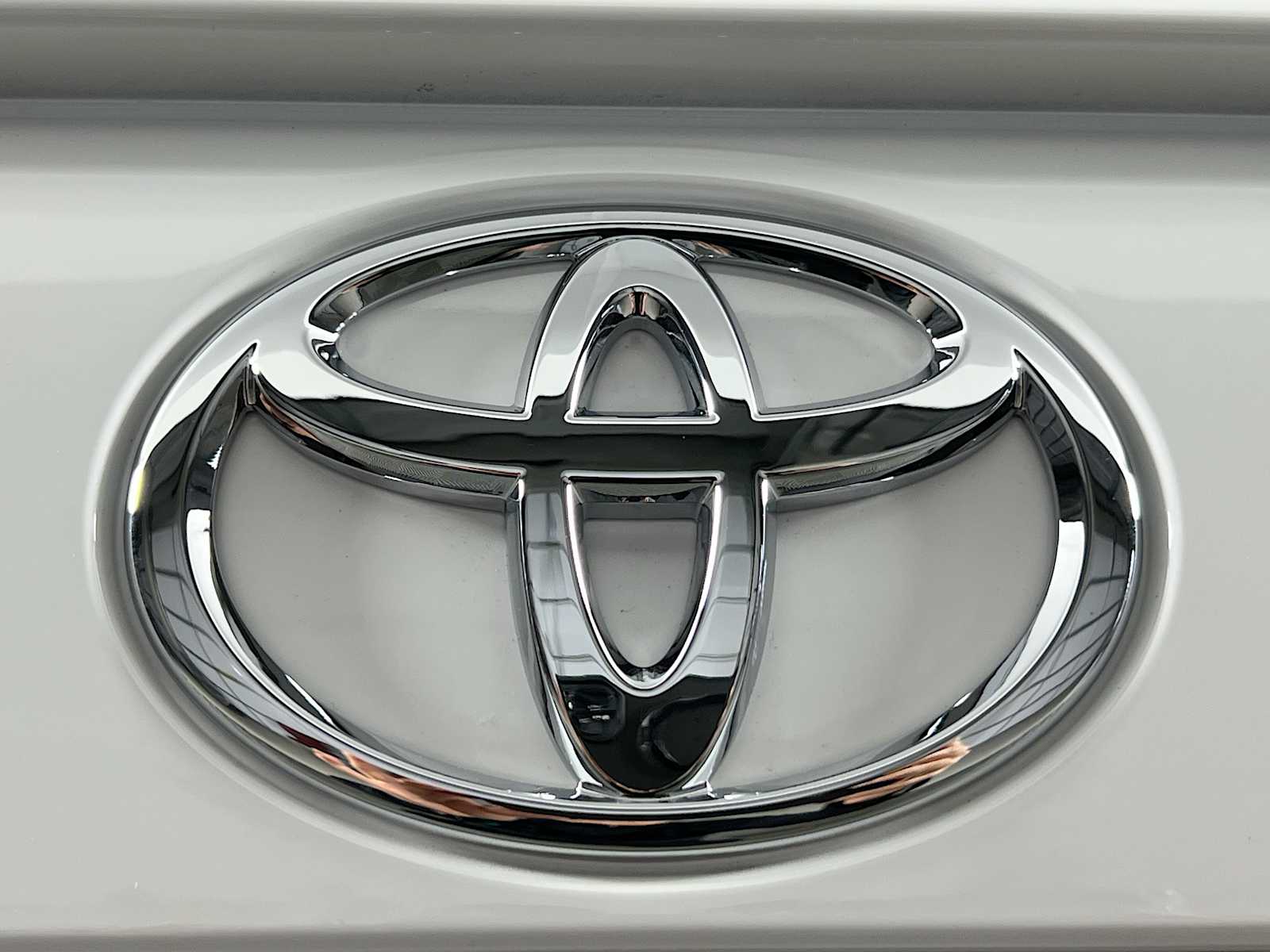 2025 Toyota RAV4 Hybrid LE - Photo 18