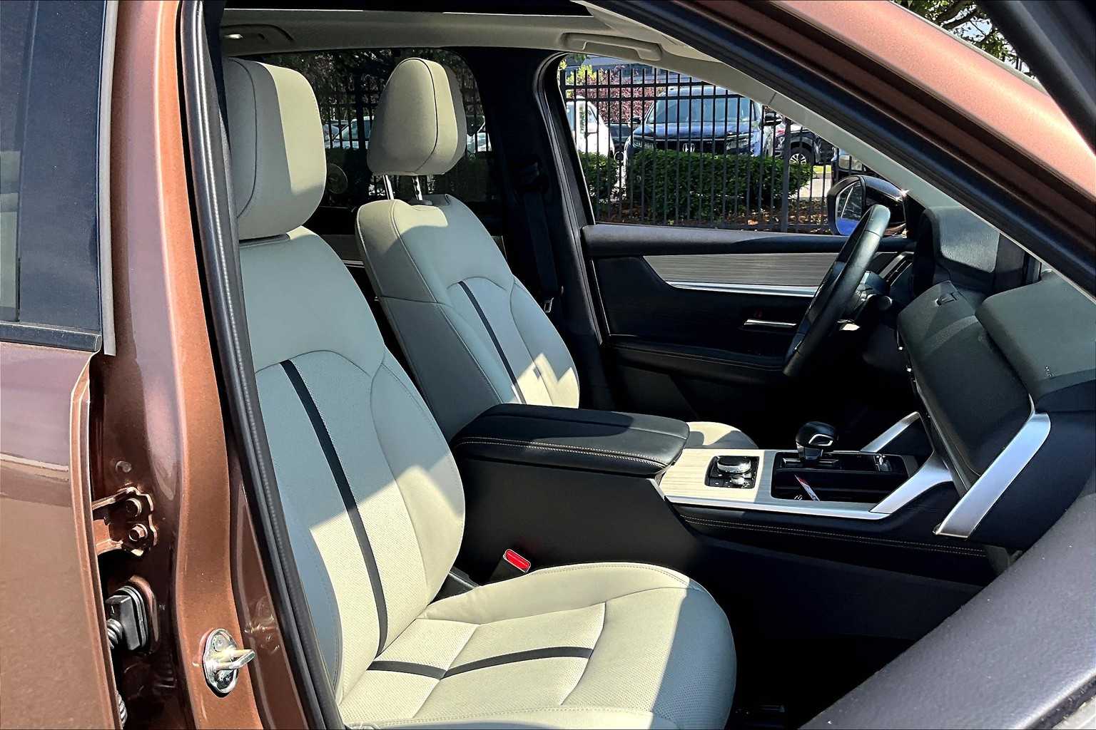 2025 Mazda CX-70 PHEV Premium Package - Photo 11