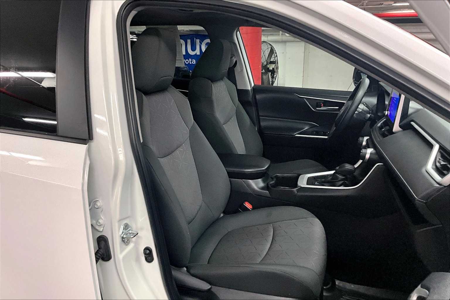 2023 Toyota RAV4 XLE - Photo 11