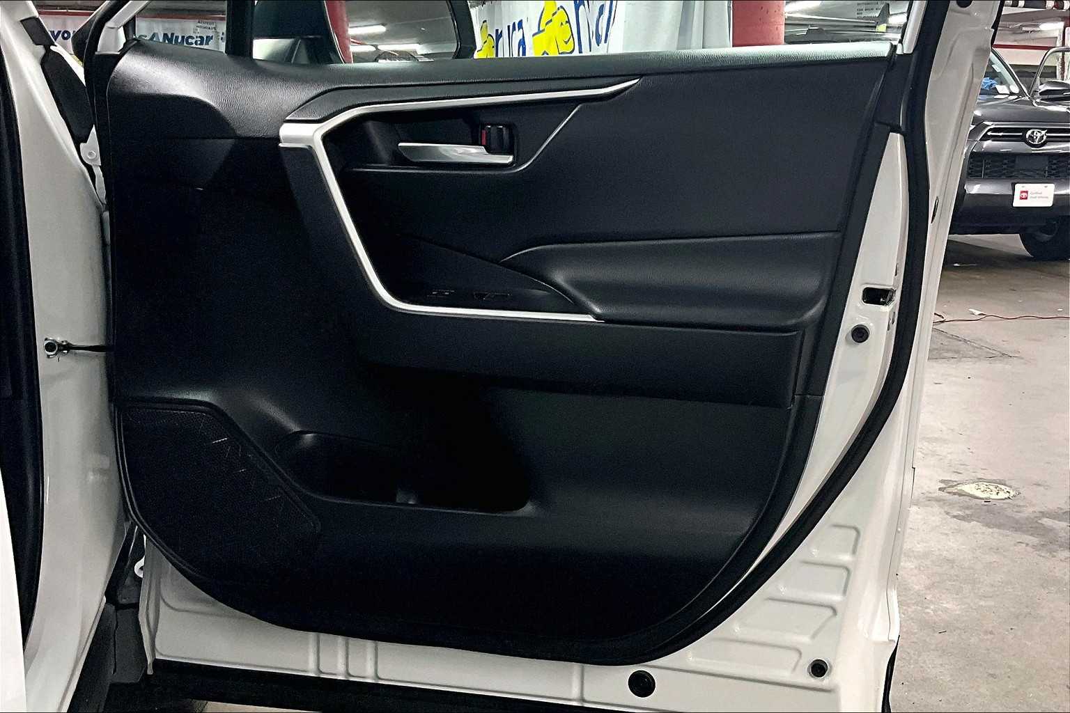 2023 Toyota RAV4 XLE - Photo 12