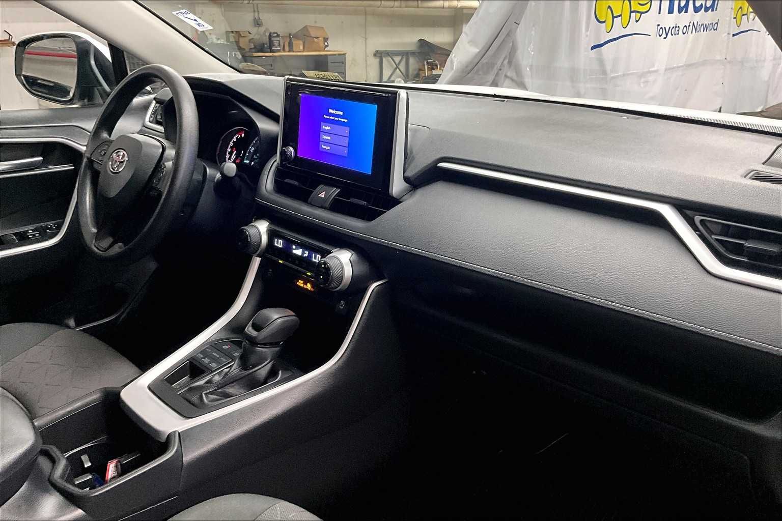 2023 Toyota RAV4 XLE - Photo 14