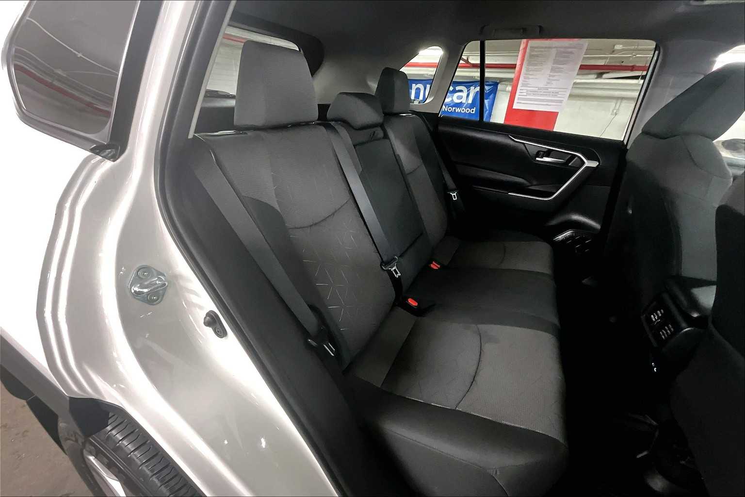 2023 Toyota RAV4 XLE - Photo 16