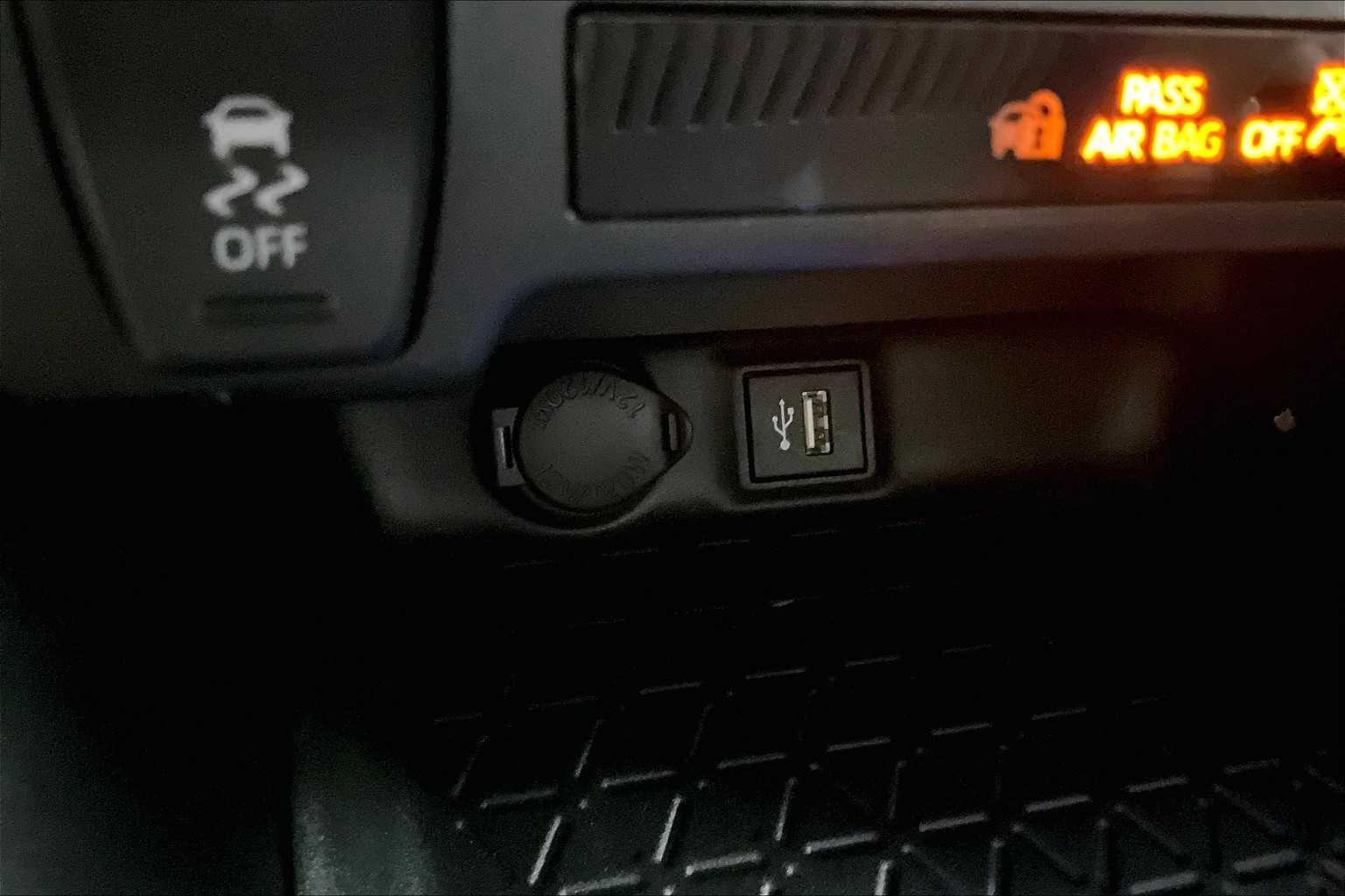 2023 Toyota RAV4 XLE - Photo 27