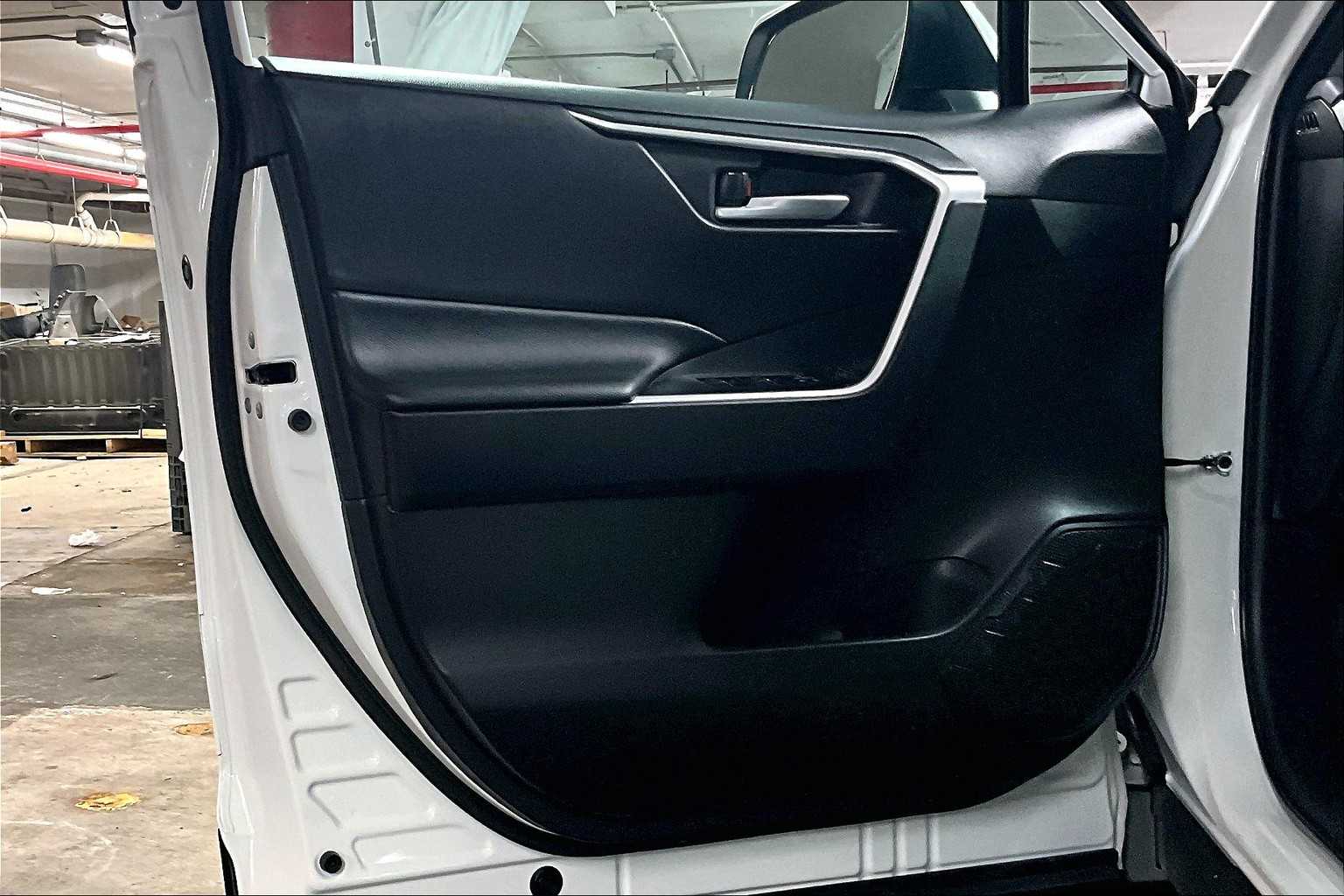 2023 Toyota RAV4 XLE - Photo 9