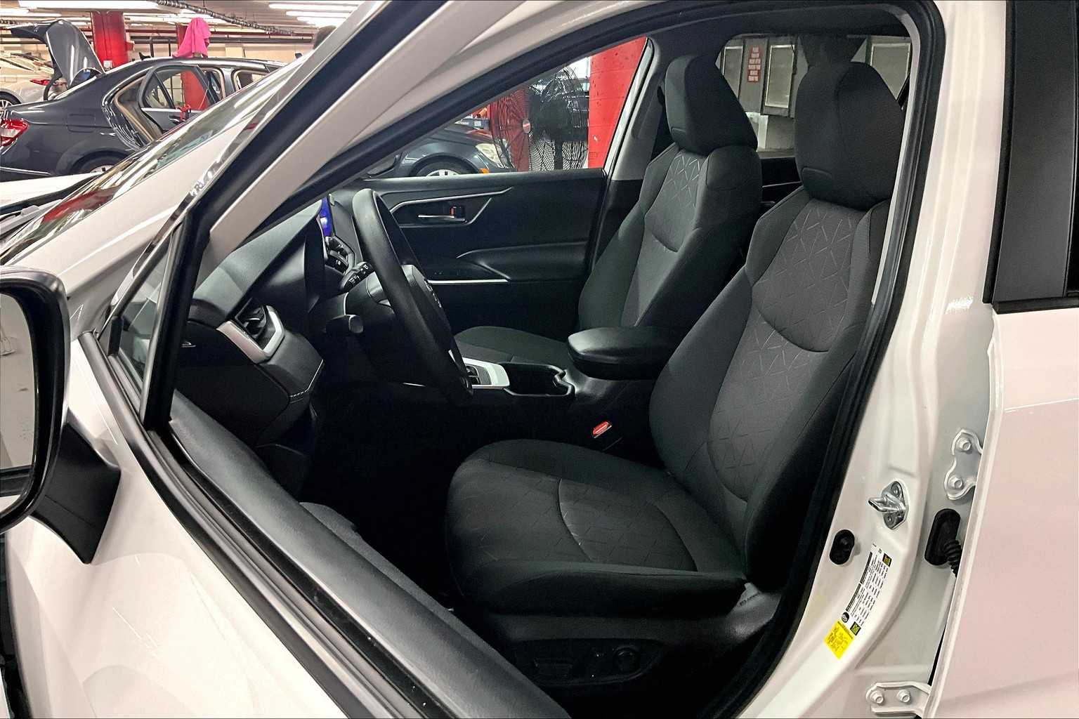 2023 Toyota RAV4 XLE - Photo 10