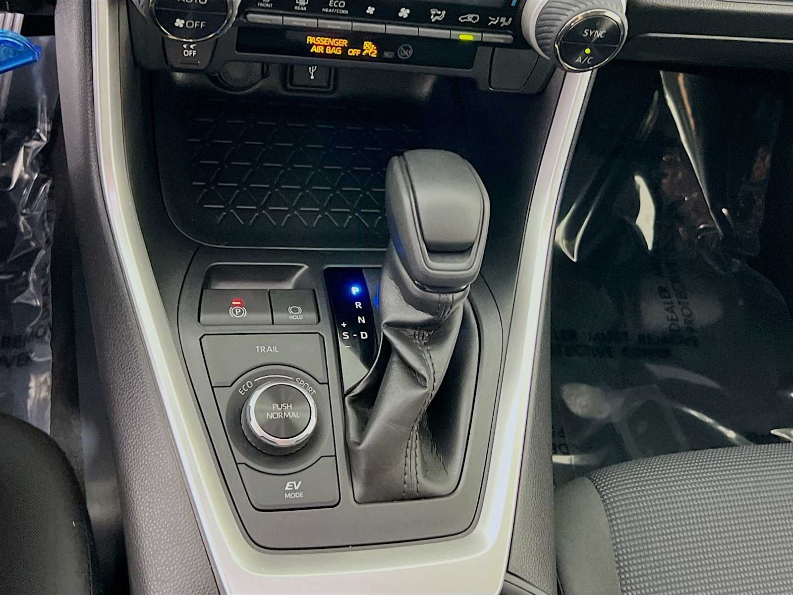 2022 Toyota RAV4 Hybrid LE - Photo 16