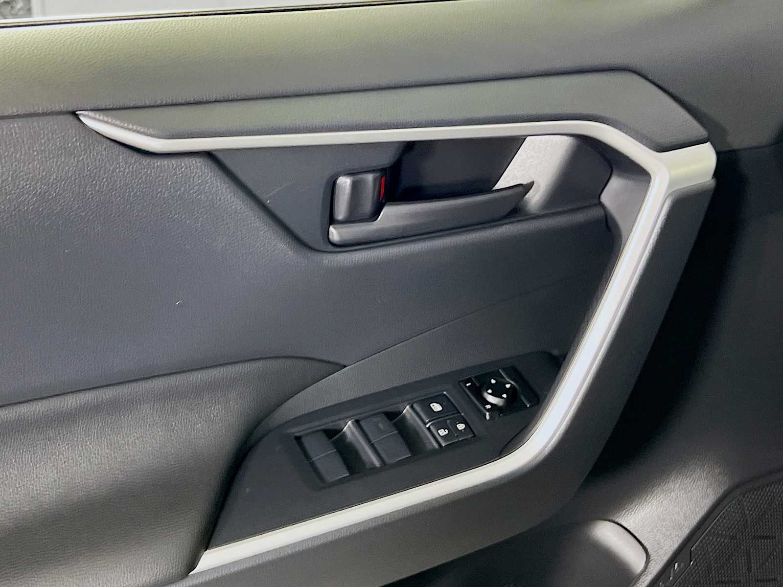 2022 Toyota RAV4 Hybrid LE - Photo 17